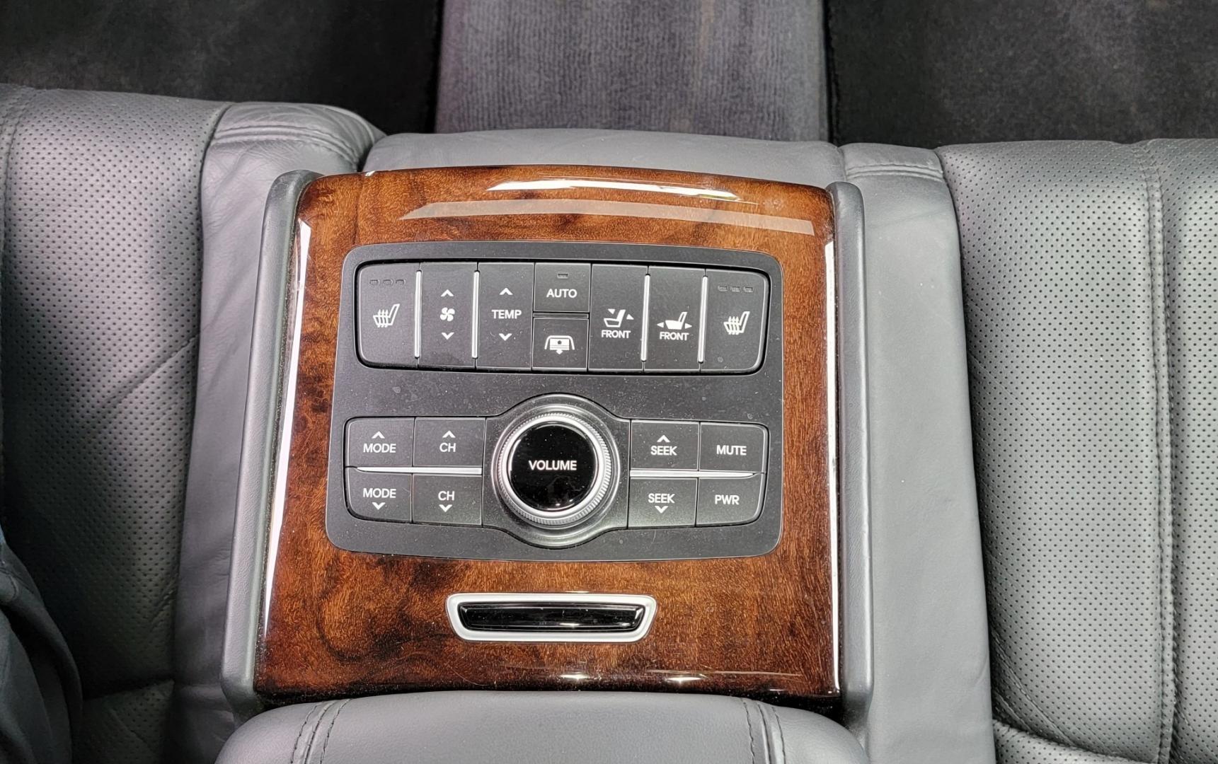 2011 BLACK /Black Leather Hyundai Equus 4dr Sdn Ultimate (KMHGH4JF5BU) with an V8, 4.6 Liter engine, Automatic transmission, located at 1010 N White Horse Pike, Stratford, NJ, 08084, (856) 262-9500, 39.838921, -75.011497 - Photo#14